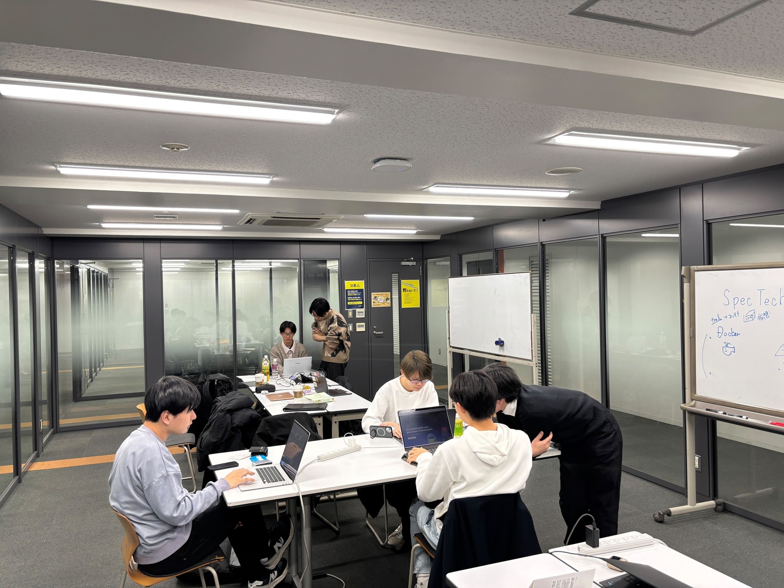 プロジェクトミーティングで議論する学生メンバー