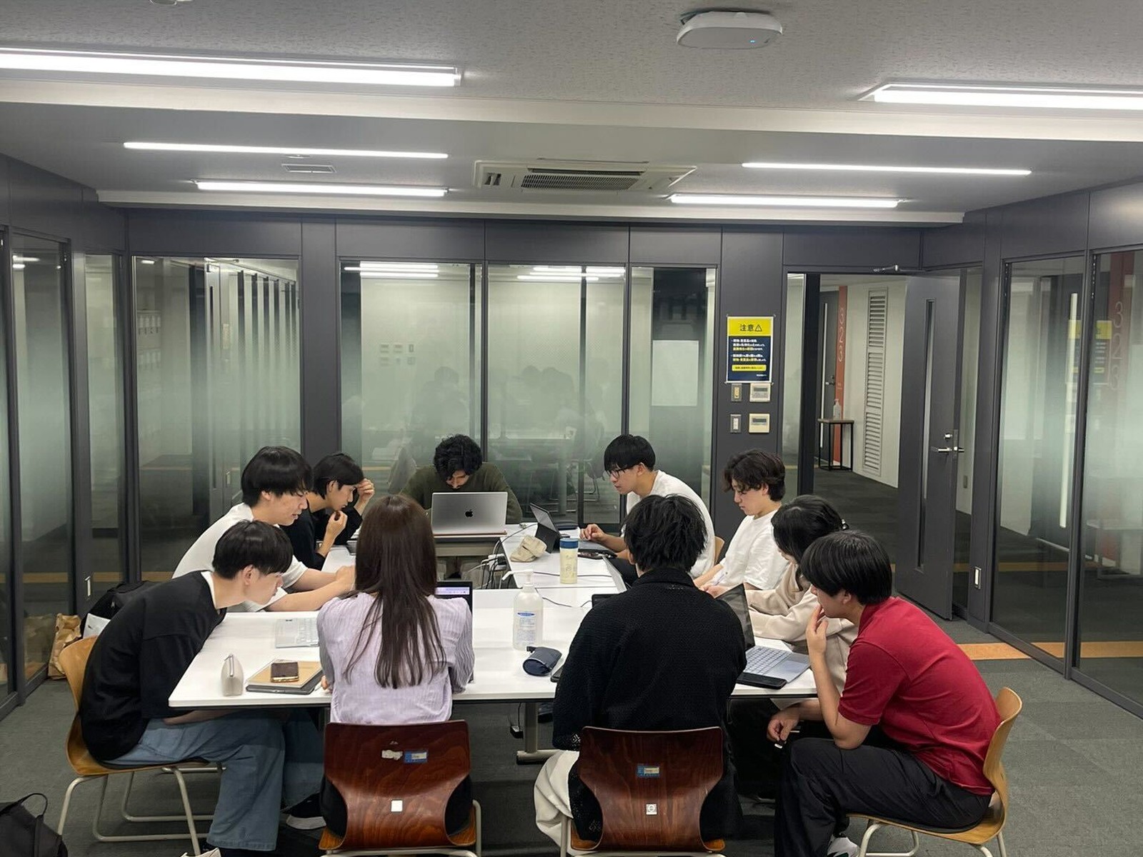 週次勉強会で技術を磨く学生メンバー
